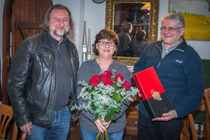 Beschreibung: Mit einem Strauß roter Rosen und einem guten Tropfen dankten Dirk Reichenau und Josef Wittmann im Namen des Ortsvereins Gabi Wallner für ihre langjährige Tätigkeit als SPD-Regionalgeschäftsführerin und wünschte ihr alles Gute für den wohlver