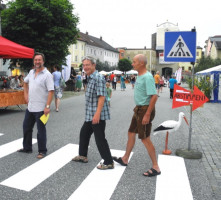 Beschreibung: Die Verbesserung des Wohnumfeldes und die damit verbundene Verkehrsberuhigung im Stadtkern ist schon länger Thema bei der SPD in Tittmoning. Unser Foto entstand am 28. Juli 2012 beim Stadtfest: Die damaligen SPD-Räte Wolfgang Erler, Willy Bö