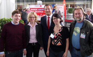 Beschreibung: Die Delegierten der Kreisverbände Traunstein und Berchtesgadener Land gratulieren zur Wahl (von links nach rechts): Josef Parzinger (Juso-Bezirksvorsitzender Oberbayern, Gemeinderat in Bergen), Natascha Kohnen, Uli Grötsch, der ebenfalls neu