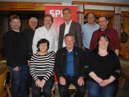 Unsere Kandidat*innen für den Kreistag Traunstein, soweit bei der Veranstaltung anwesend, im Gruppenbild mit unserem Landrat