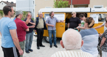 Beschreibung: "Politik auf Tuchfühlung"; Anwohner des Unteren Burgfeldes diskutierten ihre Vorstellungen zum Sanierungsergebnis in der Gaisbergstraße mit den SPD-Stadträten Josef Wittmann und Dirk Reichenau. Urheberrecht: Rolf Seiffert