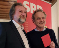 Dirk Reichenau begrüßte Erich Triebenbacher als neues Mitglied des SPD-Ortsvereins