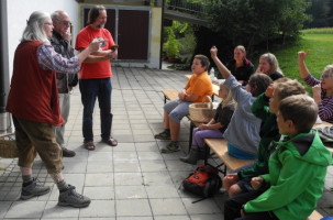 Beschreibung: Nach der Schwammerlsuche in die "Pilzschule" mit Ute Künkele, Till Lohmeyer und Dirk Reichenau; hier zeigten die Kinder, ob sie bei der Wanderung im Wald gut aufgepasst hatten. Urheberrecht: Anna Reichenau