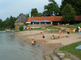 Beschreibung: Wasserwachtsvorstand Alexander Spirkl berichtete ausführlich über die Liste der Verbesserungen, die am Leitgeringer Seebad anstünden und bedauerte den stetigen Rückgang der Zahl von Ehrenamtlichen, die als Rettungsschwimmer tatsächlich dort