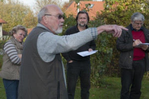 Beschreibung: Anschaulich erläuterte Jürgen Geers das Anliegen vieler Törringer nach einer Verkehrsberuhigung, Bürgermeister Dirk Reichenau und Stadtrat Josef Wittmann hören aufmerksam zu. Urheberrecht: Rolf Seiffert