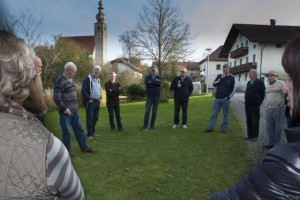 Beschreibung: Anschaulich erläuterte Jürgen Geers das Anliegen vieler Törringer nach einer Verkehrsberuhigung, Bürgermeister Dirk Reichenau und Stadtrat Josef Wittmann hören aufmerksam zu. Urheberrecht: Rolf Seiffert