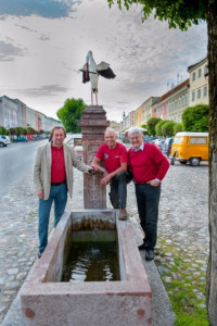 Beschreibung: Foto am Tittmoninger Storchenbrunnen; vertraten die Sozialdemokraten von 2008 bis 2014 im Tittmoninger Stadtrat: Dirk Reichenau, Wolfgang Erler, Josef Wittmann. Urheberrecht: Rolf Seifert