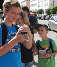 Beschreibung: Gerätewart, Späher und Schreiber: eine der Vormittagsgruppen beim Aufbruch am Stadtplatz Urheberrecht: Gerda Poschmann-Reichenau