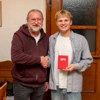 Vorsitzender Dirk Reichenau freute sich, den jungen Quirin Spirkl als neues Mitglied im SPD-Ortsverein willkommen heißen zu dürfen. (Fotos: Rolf Seiffert)