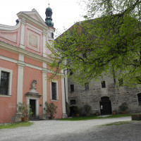 Burghof mit Michaelskapelle und Troadkasten