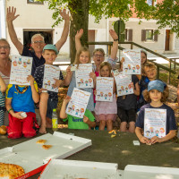 Zum Andenken ans SPD-Ferienprogramm gab es bunte Teilnehmerurkunden.