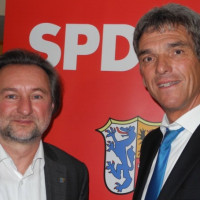 Beschreibung: Wollen ihre erfolgreiche Arbeit im Kreistag und in ihrer Gemeinde fortsetzen: Dirk Reichenau, Stadtrat in Tittmoning, und sein Gast Johann Schild, 1. Bürgermeister von Fridolfing, stellten in Tittmoning gemeinsam ihre Ideen vor. Urheberrecht