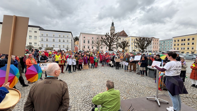 Julia Brandstetter sprach auf der Demo für unsere Liste